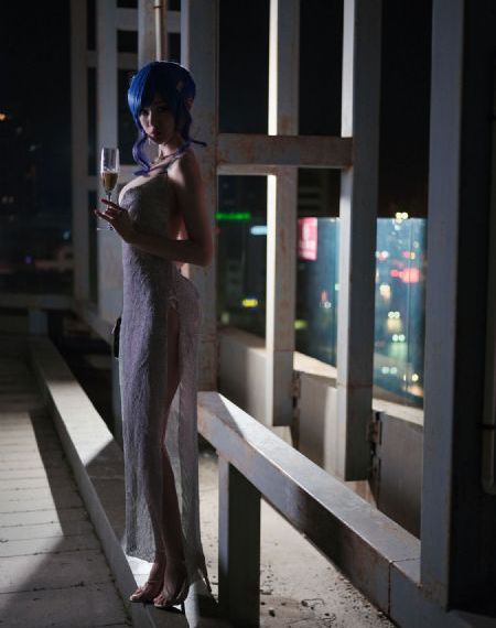 女警花跪趴着撅着白嫩屁股_HD全集免费观看
